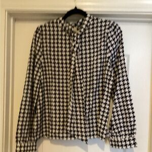 Houndstooth Blouse W/Tie
Large: Pit to Pit =~21.75inched Length = 23.75inches